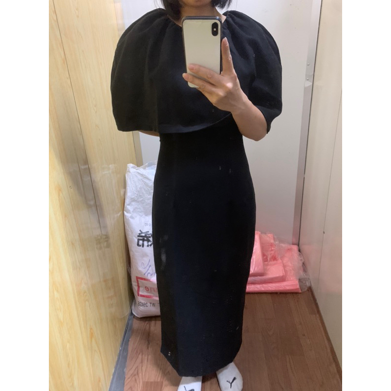 Đầm đen ôm cổ tròn thân trên cách điệu