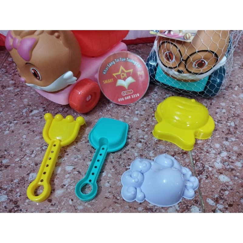 Đồ chơi xúc cát, đồ chơi đi biển , Xe Ô TÔ POLI GẤU XÚC CÁT CỠ LỚN đầy đủ dụng cụ xẻng,bừa,khuôn tạo hình