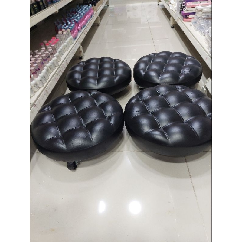 Ghế ngồi làm nail có 4 bánh xe gọn .êm ,chắc