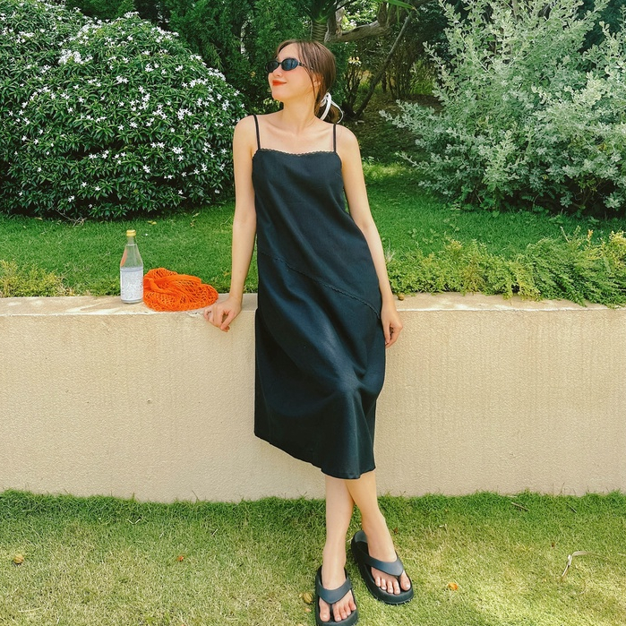 Đầm Fabric Holic đen 2 dây dáng dài viền ren