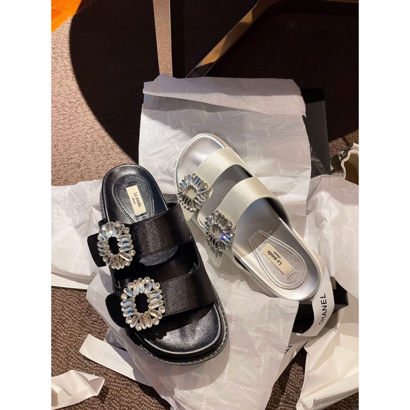 Dép Gigi crystal sandal mũi tròn, 2 quai ngang lụa satin, đính đá hoa tròn, đế cao 2cm - 140323002