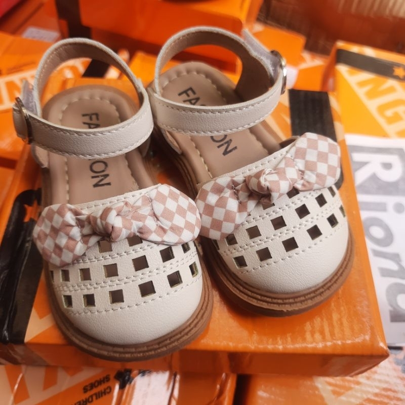 Giày búp bê bé gái sandal dép rọ cho bé gái 1 - 8 tuổi chống trượt thoáng khí quai hậu đi học Quảng Châu Rionashop
