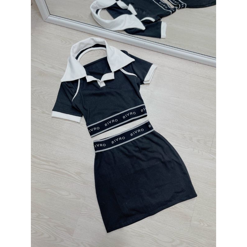 Sét bộ áo croptop cổ bẻ phối viền hở vai &amp; chân váy in chữ siêu tôn dáng