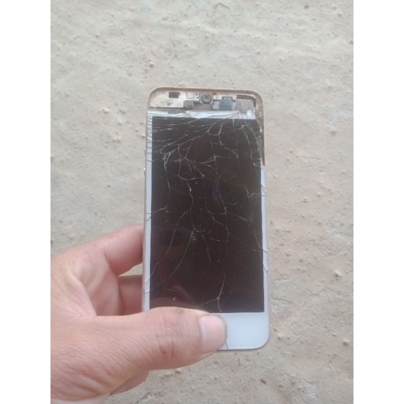 Xác điện thoại cũ 5s lên tắt.