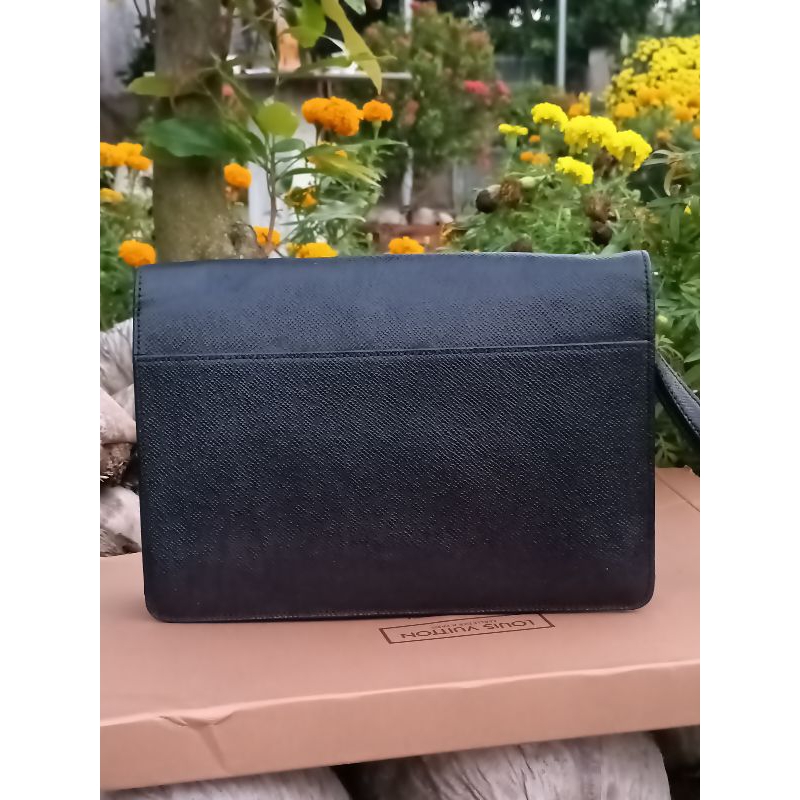 Clutch cầm tay hiệu LV