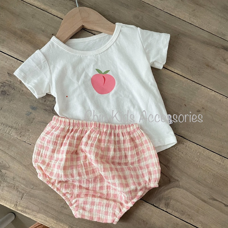 Bộ áo thun cotton mềm mại và quần bí xô muslin cho bé