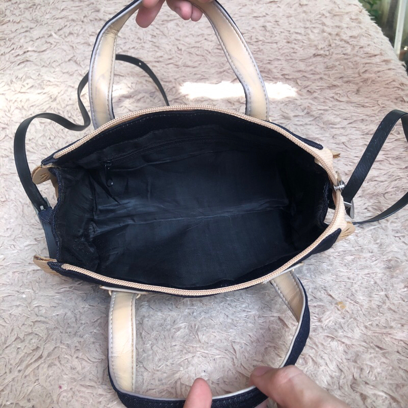 Túi chuẩn si. Túi qua sử dụng. Khách vui lòng xem hình nếu muốn biết thêm thông tin sản phẩm mời khách vô chat . Thanks.