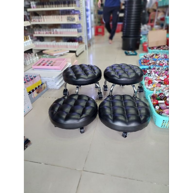 Ghế ngồi làm nail có 4 bánh xe gọn .êm ,chắc
