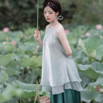 áo yếm tơ óng chụp ảnh hotren. Áo yếm truyền thống