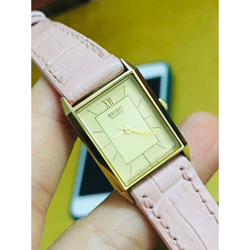 Đồng hồ Seiko dáng tank nữ đeo.Hàng si tuyển