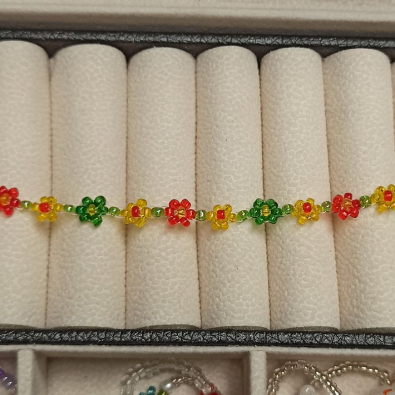 Vòng tay hạt cườm kết hoa nhí màu đỏ | beaded flower bracelet