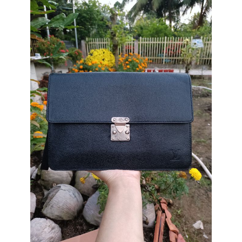 Clutch cầm tay hiệu LV