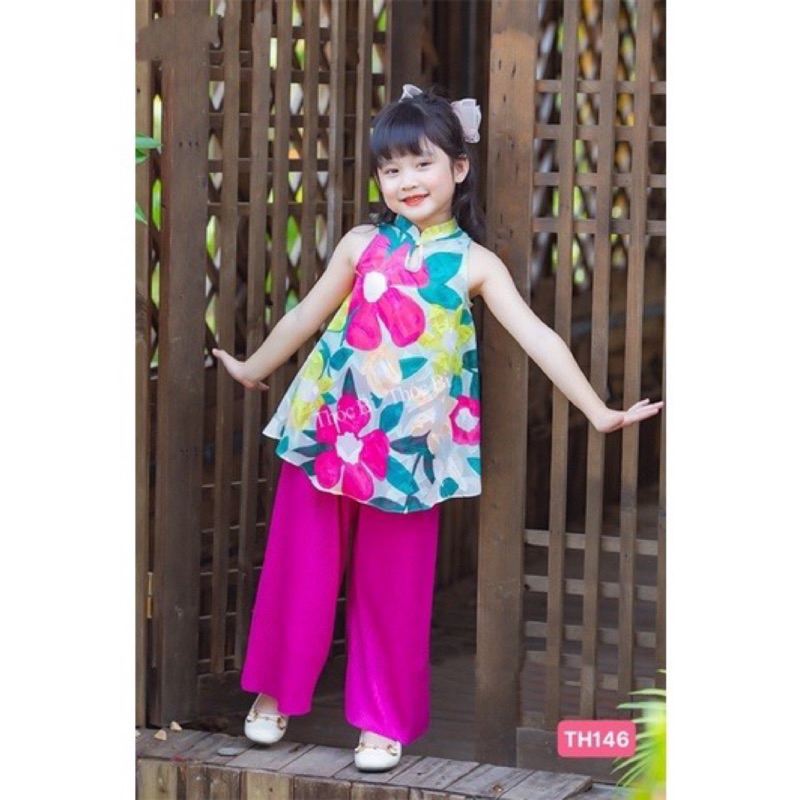 Set áo lá cổ yếm quần dập ly cho bé gái.