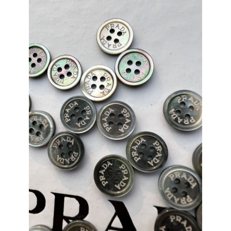 Nút  áo Prada