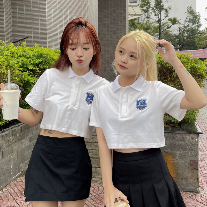 Áo polo croptop Hologram trắng thêu huy hiệu, Hologram signature crop polo