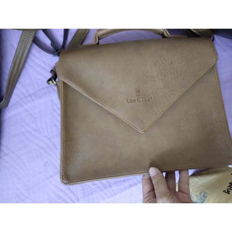 Túi đeo chéo màu bò lee tee