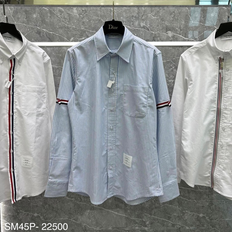 Áo sơ mi kẻ nam nữ Thom Browne dài tay sọc xanh trắng thêu vạch màu bắp tay logo chữ bụng lịch lãm SM45P | BigBuy360 - bigbuy360.vn