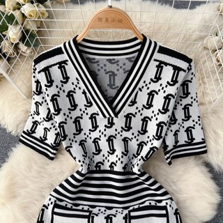 ( sẵn đen) đầm len body cổ V họa tiết