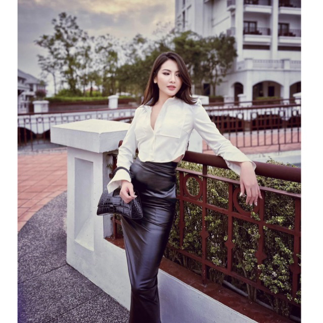 Chân Váy Da Dáng Dài Và Áo Sơ Mi Croptop Đôn Vai Eclipse Clothing