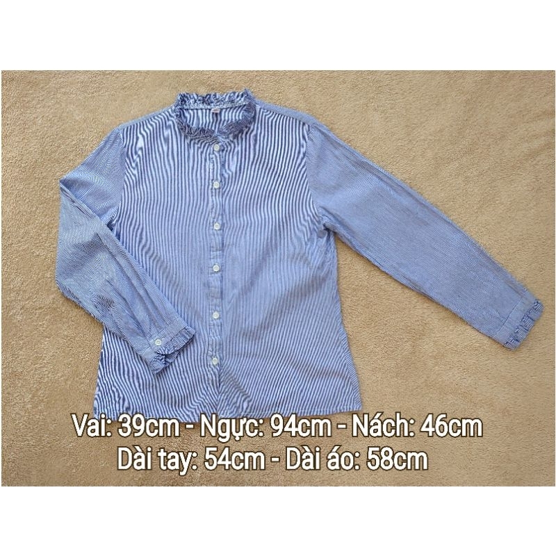 Áo kiểu nữ kẻ sọc dọc màu xanh và trắng cổ tròn viền bèo tay dài phối cúc thật (Secondhand/Used goods/Si tuyển)