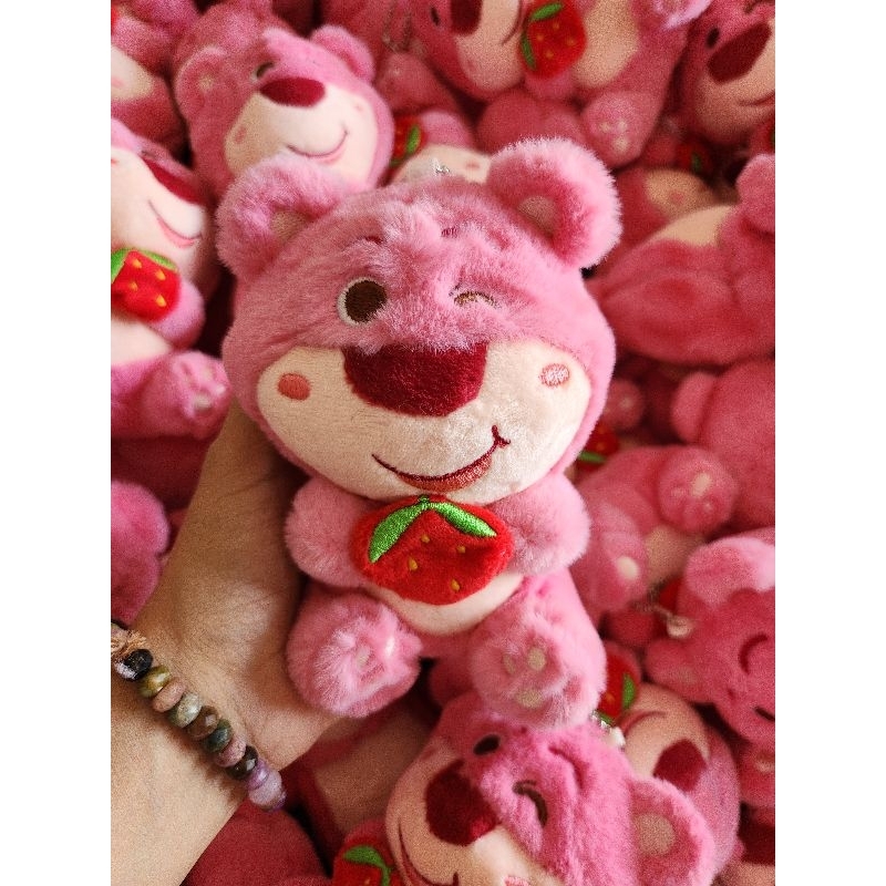 Gấu bông Losto ôm dâu 15cm có móc treo