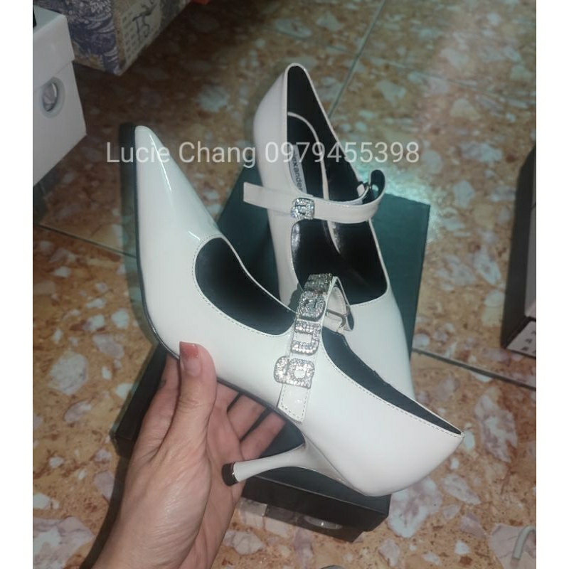 Giày cao gót Wangg bóng mũi nhọn quai charm đá đen trắng