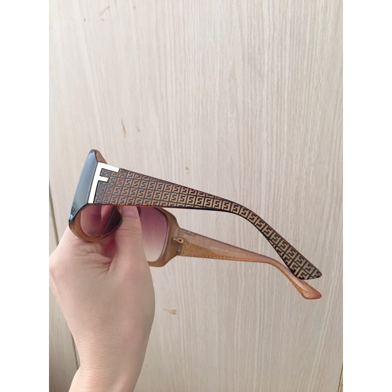 Kính mát nữ ôm mặt. si tuyển