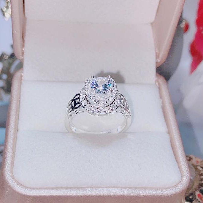 nhẫn bạc nữ , kiểu dáng to , đá chủ cao sáng lấp lánh , rất sang chảnh
