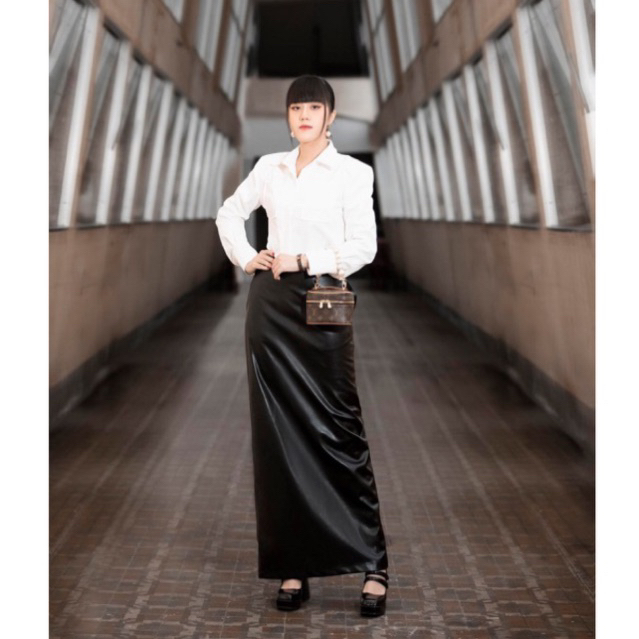 Chân Váy Da Dáng Dài Và Áo Sơ Mi Croptop Đôn Vai Eclipse Clothing