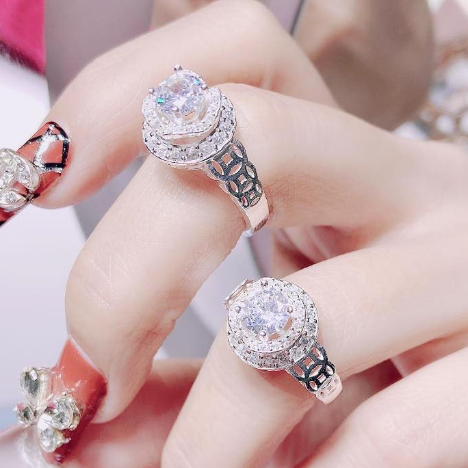 nhẫn bạc nữ , kiểu dáng to , đá chủ cao sáng lấp lánh , rất sang chảnh