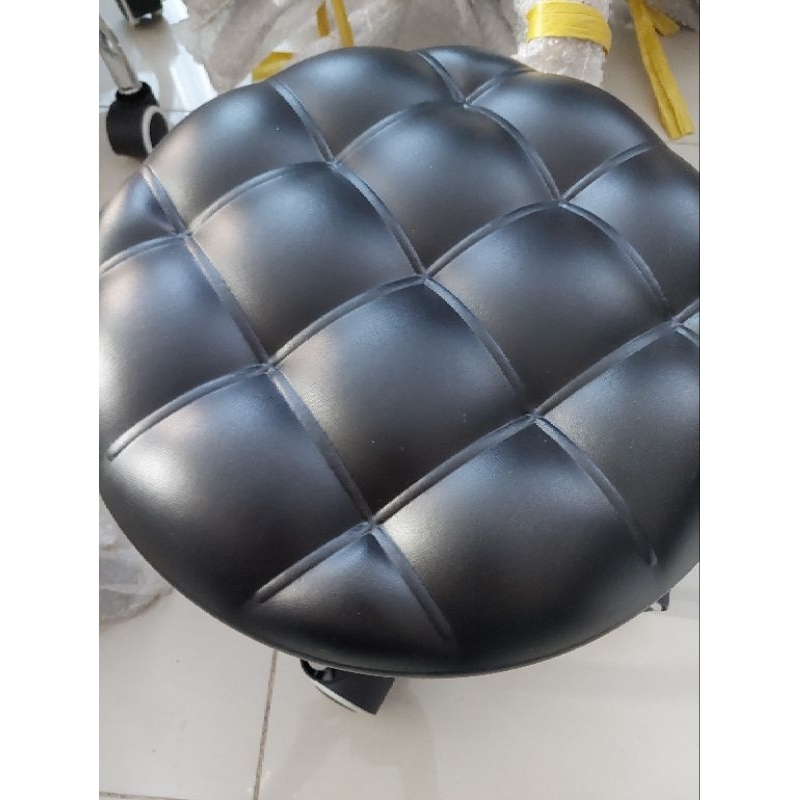 Ghế ngồi làm nail có 4 bánh xe gọn .êm ,chắc
