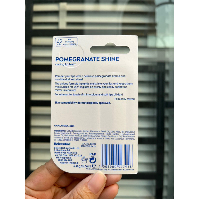 Son dưỡng Nivea Lip Blackberry Shine Lip Balm 4.8g. Lựu