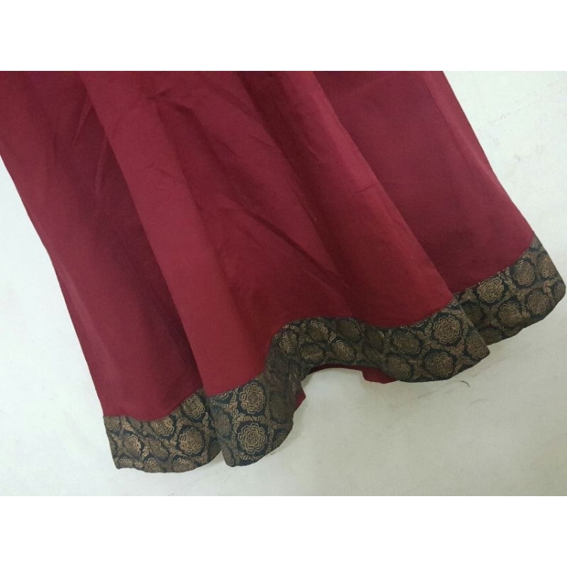 ĐẦM XOÈ VIỀN HOA VĂN