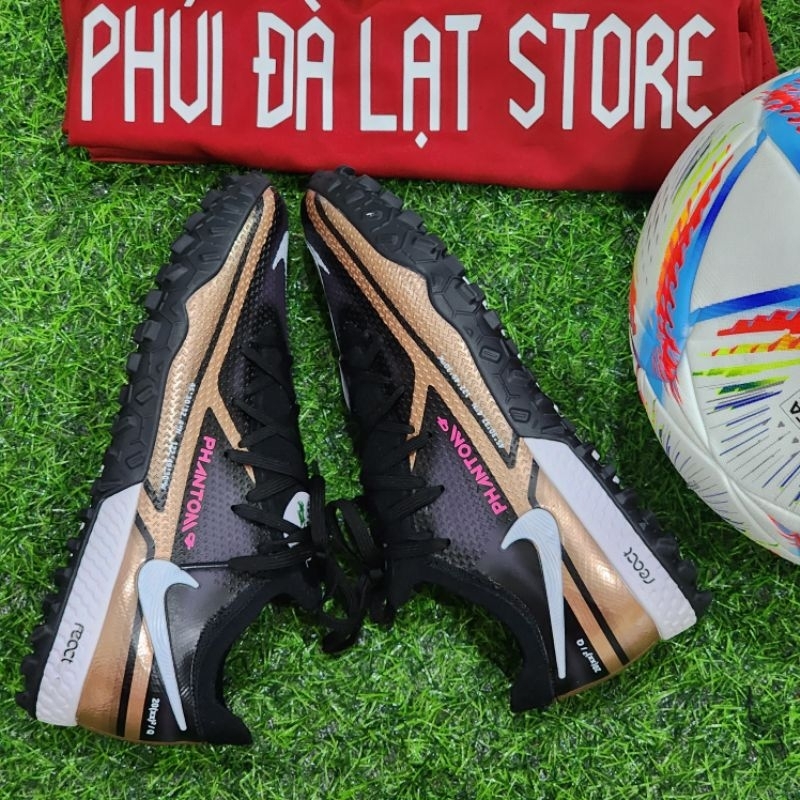 Giày đá bóng Phantom GT2 có khâu đế