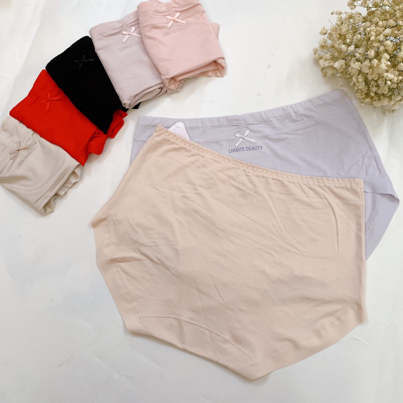Quần lót cotton cạp cao, viền su không hằn, đáy lót sợi cotton kháng khuẩn.
