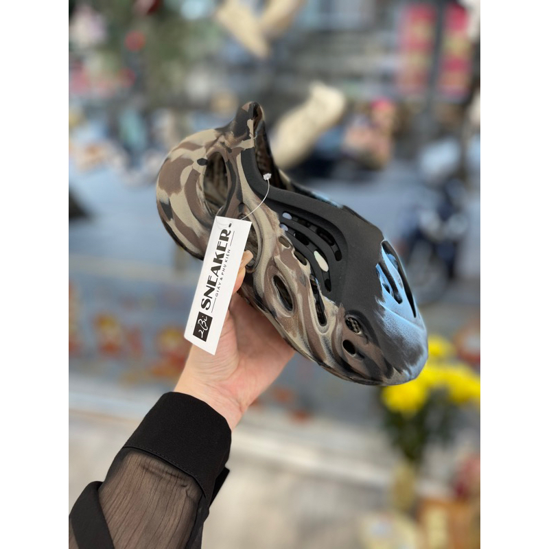 Sục hè Foam Runner carbon màu mới