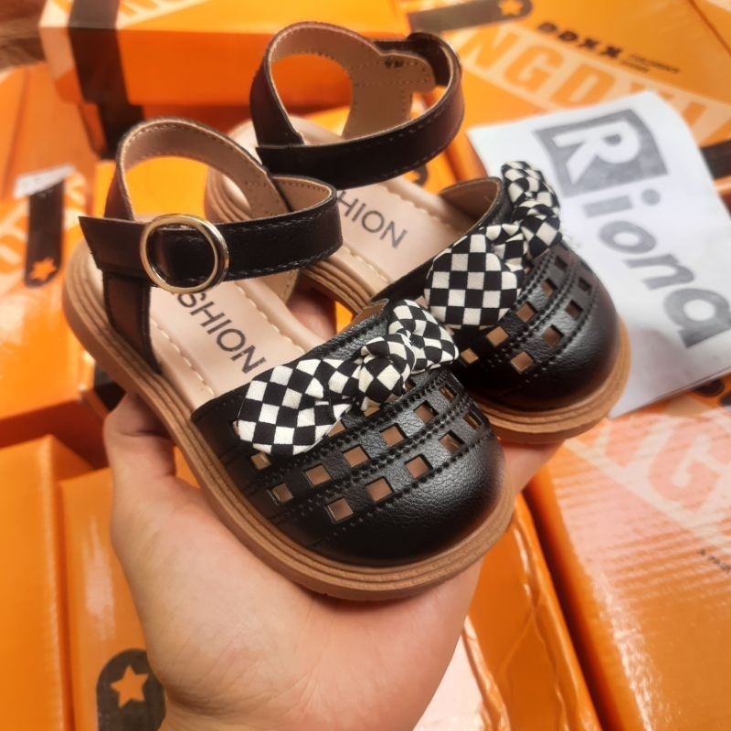 Giày búp bê bé gái sandal dép rọ cho bé gái 1 - 8 tuổi chống trượt thoáng khí quai hậu đi học Quảng Châu Rionashop