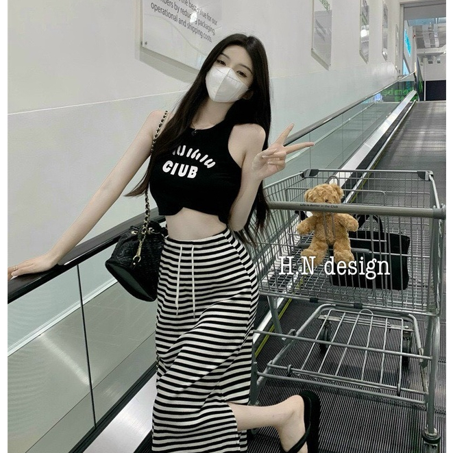 Set đầm váy nữ áo thun đen ba lỗ in chữ nổi phối chân váy kẻ sọc ngang xẻ tà tôn dáng, cute dành cho các nàng đi chơi.