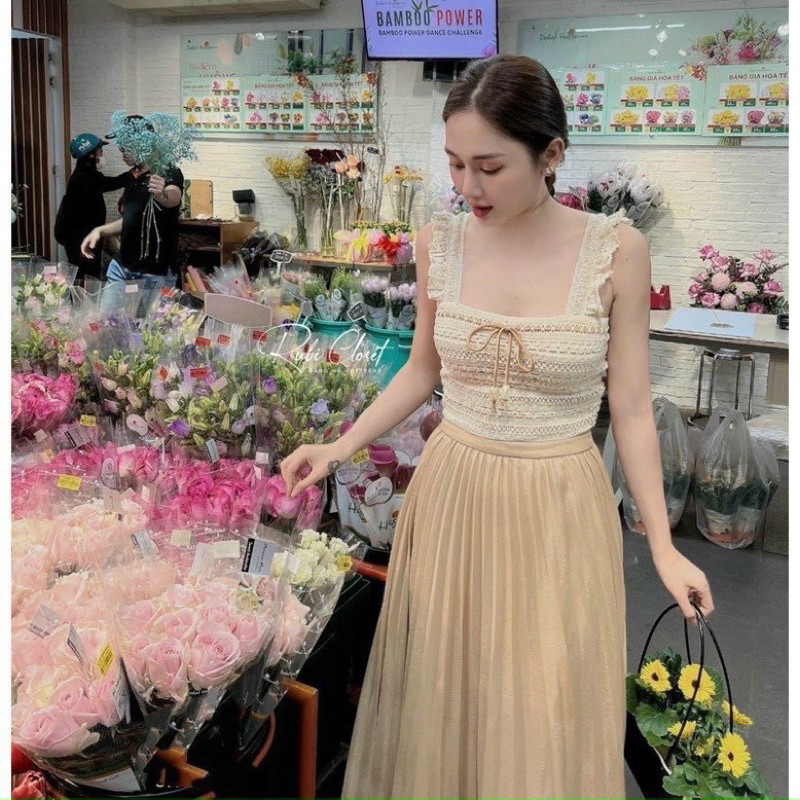 (ẢNH THẬT VÀ VIDEO SHOP CHỤP) ÁO REN 2 DÂY BẢN TO CỔ VUÔNG CÁCH ĐIỆU VIỀN TUA RUA THẮT DÂY NƠ HẠT GỖ QCCC CHO NỮ.