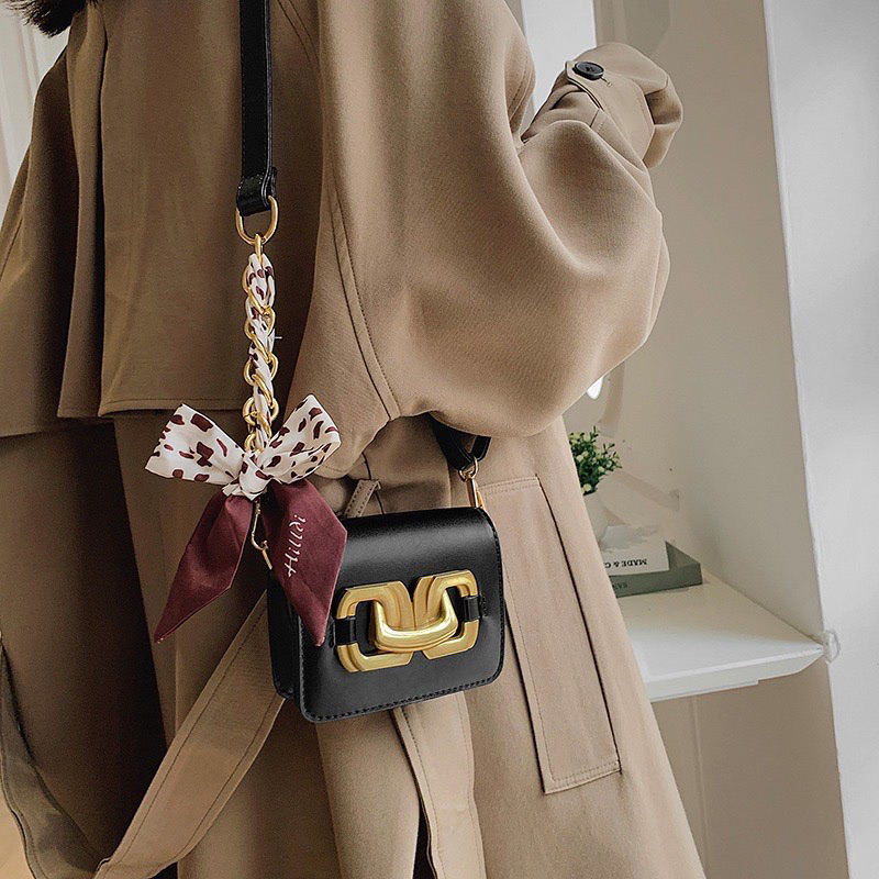 Túi mini đeo chéo dây tết khăn khoá móc xích vàng to không vừa điện thoại