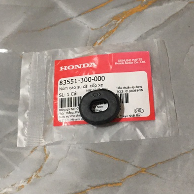 Núm cao su cài cốp xe HONDA. 83551300000
