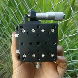 bàn trượt tinh chỉnh 1 trục có panme 0.01mm kích thước 50x50 60x60 mm có lò xo kéo về