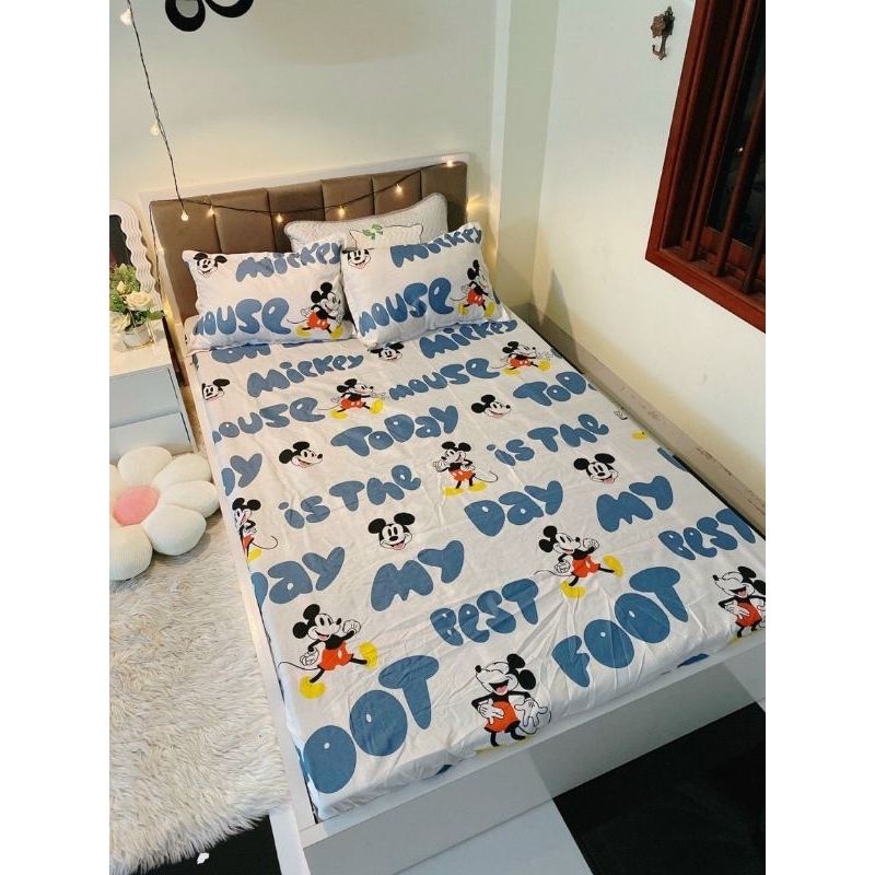 Bộ ga gối Poly 1 ga + 2 vỏ gối + 1 vỏ ôm mẫu Mickey xanh
