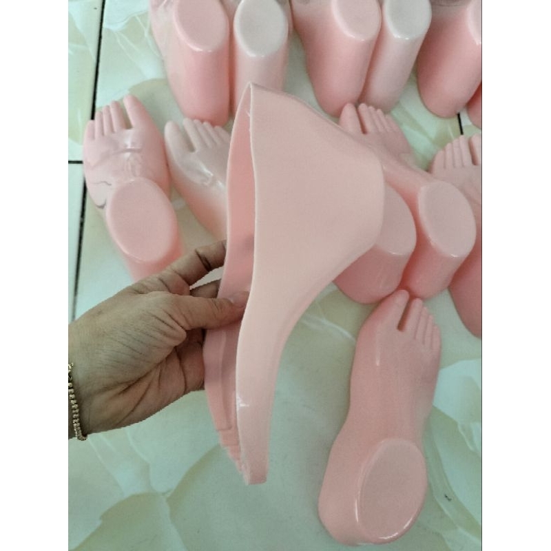 Form bàn chân nhựa trưng bày sản phẩm