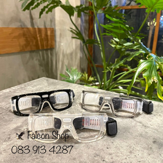 Kính cận chơi thể thao bóng đá, bóng rổ, các môn thể thao vận động mạnh