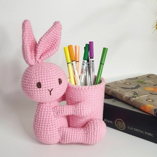 Ống đựng bút siêu độc đáo gắn kèm thỏ len màu hồng- hàng thủ công sáng tạo Amigurumi