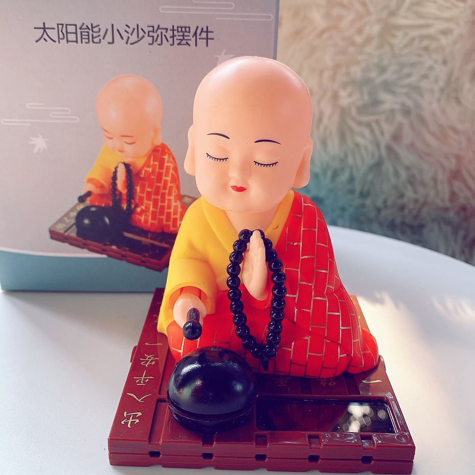 Trang Trí OTO - Tượng phật chú tiểu gõ mõ tụng kinh dùng năng lượng mặt trời