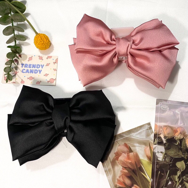 Kẹp càng cua gắn nơ tiểu thư dễ thương.