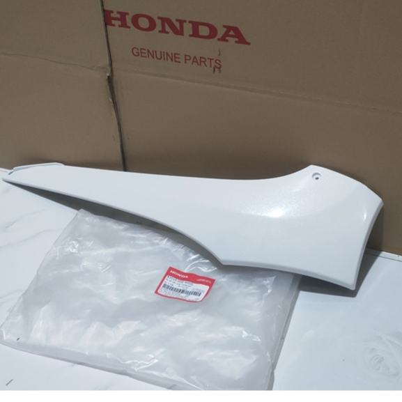 Ốp sàn bên phải - thanh cạnh HONDA LEAD 110 năm 2009-2011-2012 màu Trắng. *NHB35P* 83510GGE900ZL