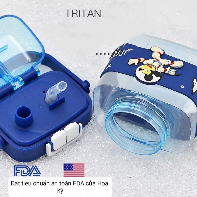 Bình nước hình vuông siêu xinh hãng DISNEY ,2 in1 vừa ống hút và uống trực tiếp .Hình 3D. Có dây đeo và tay xách.
